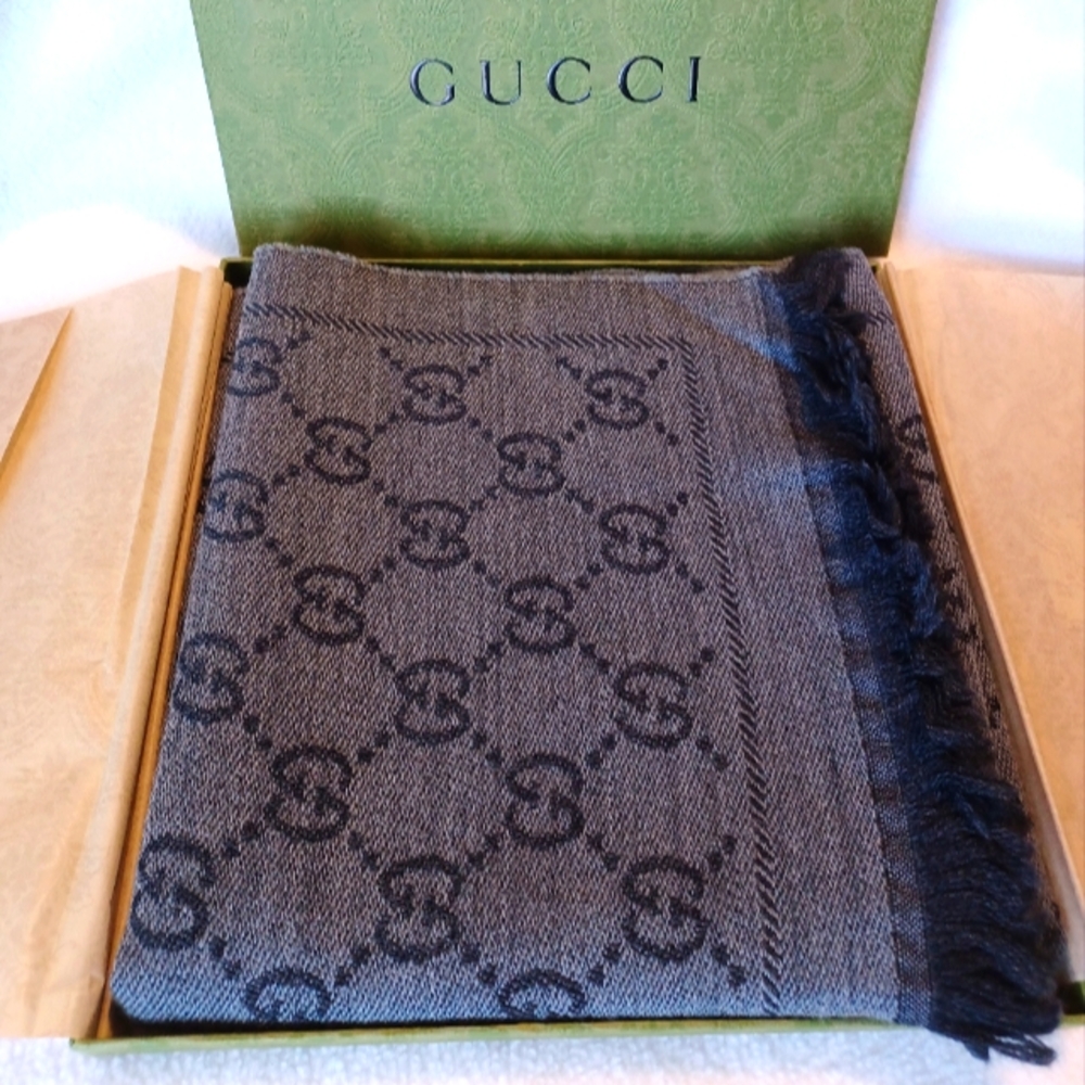 Authentic Gucci Gray wool Scarf - Picture 4 of 6